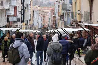 El mercado de artesanos en la calle Balborraz como escaparate del producto local | Alejandro Sardón