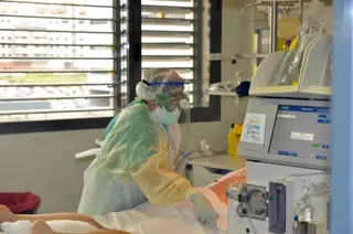 Atención a un paciente covid en la UCI