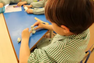 Un niño jugando en el aula de un colegio