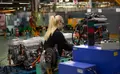 Imagen de una mujer trabajando en una fábrica-Europapress