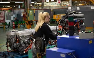 Imagen de una mujer trabajando en una fábrica-Europapress