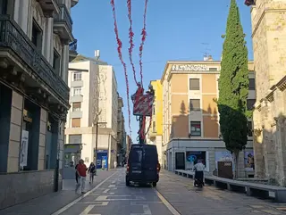 Operarios decoran Santa Clara para San Pedro este martes