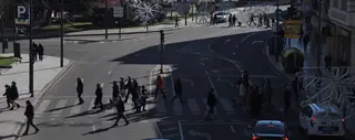 Peatones cruzando por la plaza de la Marina