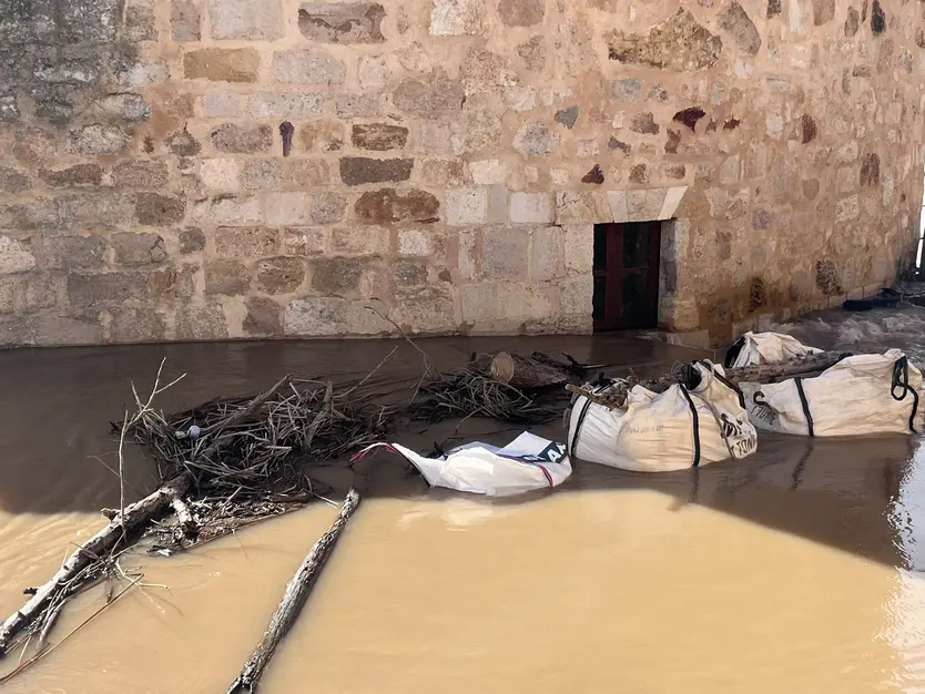 El nivel del agua llega hasta las ventanas de los edificios