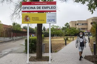Hombre en las inmediaciones de una oficina del SEPE