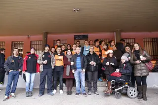 Chocolatada solildaria en el IES La Vaguada en beneficio de Bomberos en Acción Norte