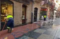 Labores de limpieza en La Rúa de Benavente. Archivo