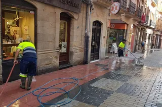 Labores de limpieza en La Rúa de Benavente. Archivo