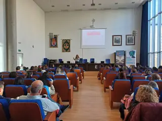 La violencia contra las mujeres también encuentra en internet nuevas vías de captación, explotación y control. La responsable de la Unidad de Coordinación contra la Violencia sobre la Mujer de la Delegación del Gobierno en Castilla y León, Jessica Martínez, ha defendido este martes en León la necesidad de reforzar la detección precoz, la protección integral de las víctimas y la coordinación entre instituciones ante estas nuevas formas de violencia sexual digital.  Martínez ha realizado estas declaraciones durante una jornada sobre violencias sexuales digitales y su relación con la trata de personas, celebrada en la Facultad de Educación de la Universidad de León (ULE), en la que han participado más de cien profesionales de ámbitos como la psicología, el trabajo social, la educación, el derecho, las Fuerzas y Cuerpos de Seguridad y la sanidad.  "La violencia contra las mujeres no desaparece cuando entramos en internet. En ocasiones, encuentra allí nuevas formas de manifestarse, nuevos mecanismos de captación y control, y espacios en los que puede reproducirse y normalizarse", ha advertido.  El encuentro ha puesto el foco en los riesgos asociados al uso de internet y las redes sociales para captar y controlar a las víctimas de trata y explotación sexual. Estos entornos pueden facilitar la publicidad de actividades de explotación y dificultar la identificación de los responsables, lo que hace necesario mejorar las herramientas de prevención y detección.  La responsable de la Unidad de Coordinación también ha subrayado la importancia de prestar especial atención a las mujeres que afrontan varias situaciones de vulnerabilidad, como la precariedad económica, la migración, las barreras administrativas, el racismo o la discapacidad.  La jornada ha sido organizada por la Unidad de Coordinación contra la Violencia sobre la Mujer de la Delegación del Gobierno en Castilla y León, en colaboración con Diaconía, a través de su programa Desactiva la Trata, y el Instituto Nacional de Ciberseguridad (Incibe), con la participación de la Universidad de León.  Las ponencias han abordado la atención a las víctimas de explotación sexual y trata, así como la sensibilización y la ciberseguridad. El objetivo es mejorar la formación de los profesionales que intervienen en la prevención, detección y asistencia a las víctimas, además de reforzar la cooperación entre las entidades implicadas.  La iniciativa surge del contacto entre la Unidad de Coordinación y Diaconía, coincidiendo con la apertura de un recurso de esta entidad en la provincia de León, y del interés por impulsar una línea de colaboración con Incibe para abordar la violencia contra las mujeres desde la perspectiva de los riesgos digitales.  Durante el encuentro también se ha destacado que la trata y la explotación sexual constituyen graves vulneraciones de los derechos humanos que afectan de manera desproporcionada a mujer