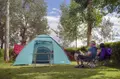 Tienda de campaña en un camping. Archivo