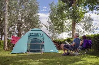 Tienda de campaña en un camping. Archivo