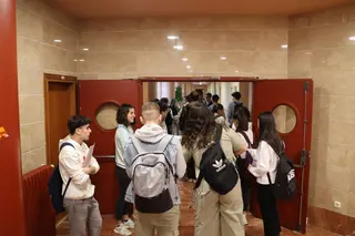 Alumnos a la espera del comienzo de la PAU 2025. Archivo