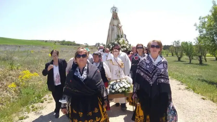 El niño y la Virgen del valle desfilan en romería