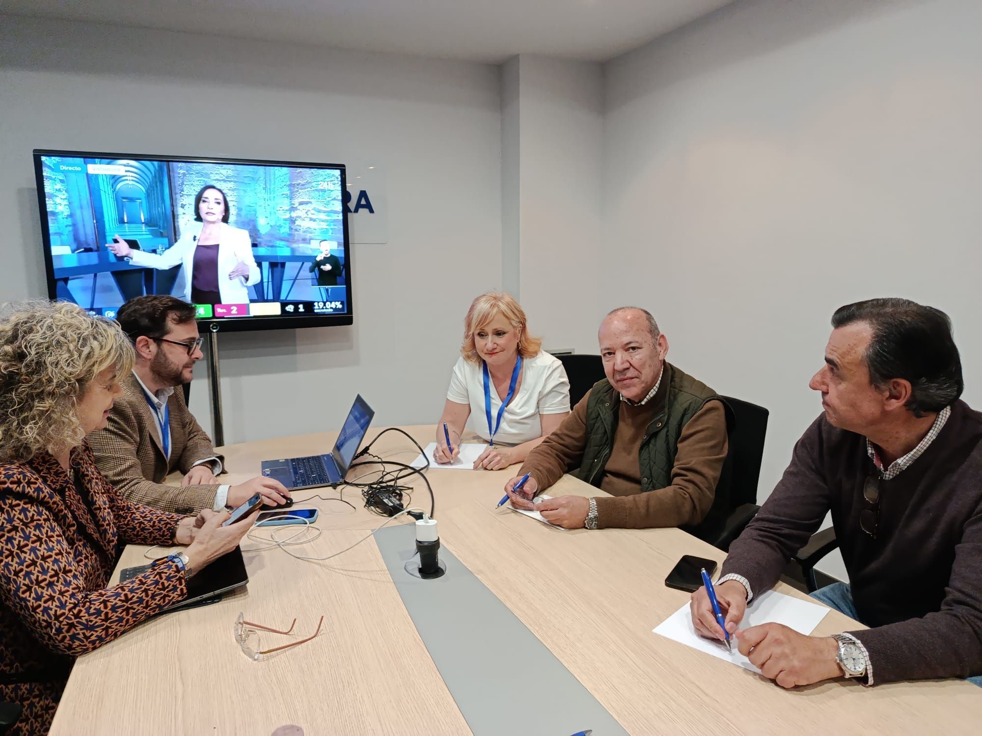 El partido Popular de Zamora sigue los resultados desde la sede