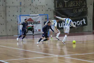 Un partido del Atlético Benavente en La Rosaleda. | S.R