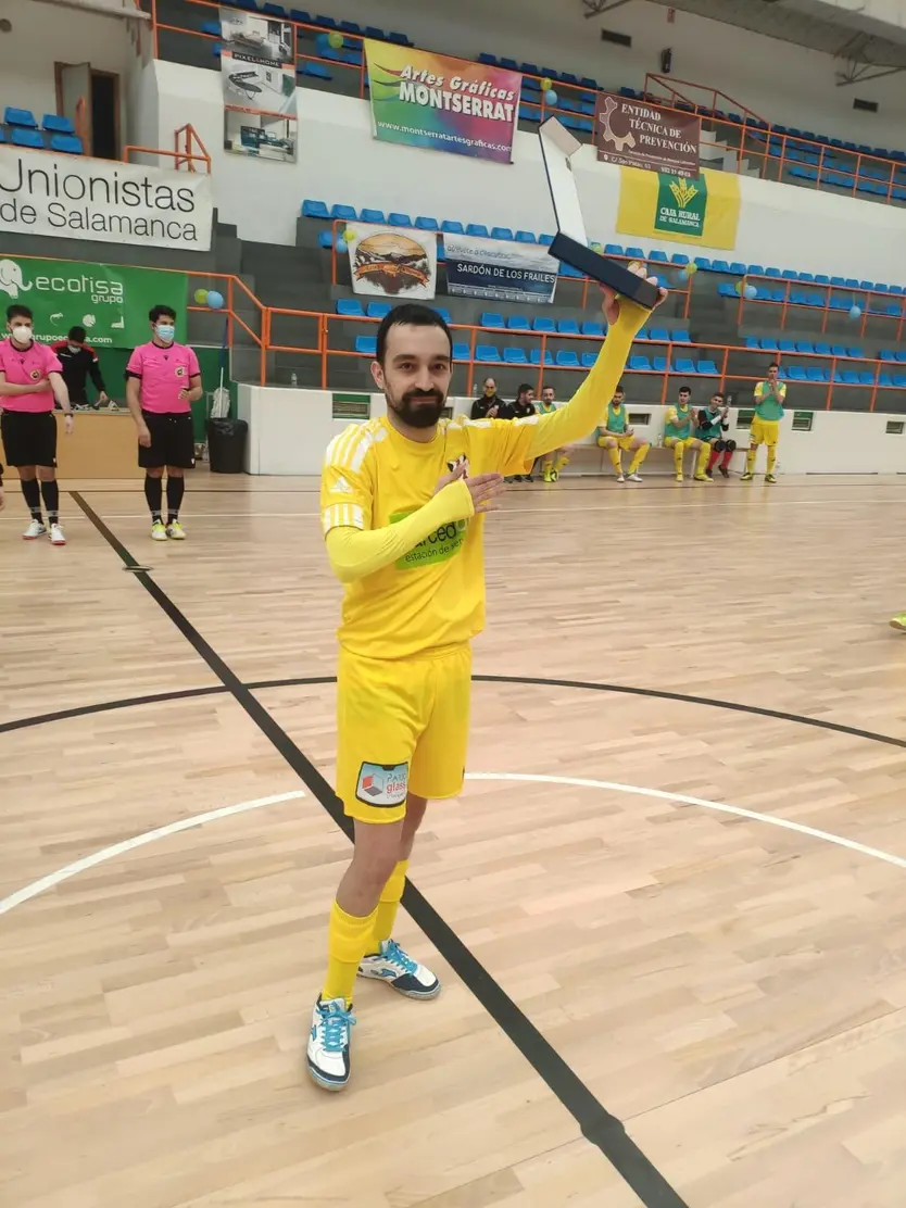 Ávaro García recibe el cariño de La Alamedilla