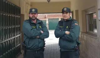 Un guardia civil zamorano evita la muerte por asfixia de un bebé en plena calle de Olmedo
