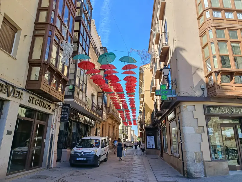 Decoración paraguas calle Ramos Carrión