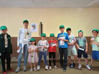 Niños y niñas participantes en la masterclass del campeonato de rana y billar romano de San Isidro.