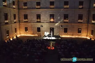 Montserrat Martí Caballé, Luis Santana y Antonio López brillan a la luz de las velas