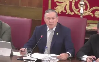 El presidente de la Diputación, Javier Faúndez, durante el pleno