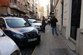 Puerta juzgados policia