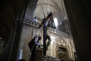 El Cristo de la Injurias ya descansa en su mesa procesional aguardando el Miércoles Santo