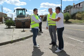 Ángel Blanco supervisa las obras de rehabilitación de la N-631. Archivo