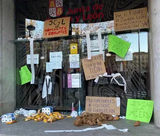 Imagen de las protestas frente a la delegación de la Junta
