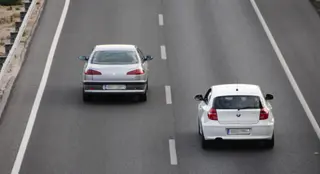 Un vehículo adelanta a otro en una carretera. EP
