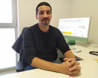 Un biólogo zamorano, inmerso en un proyecto financiado por el Consejo Europeo de Investigación sobre las comunidades microbianas.