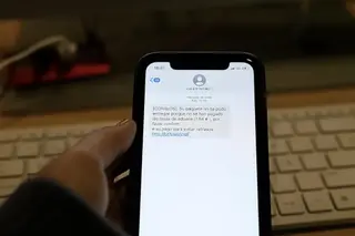 Imagen de un teléfono móvil que ha recibido un mensaje fraudulento