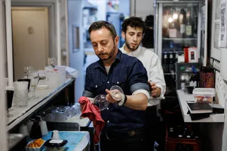 Dos camareros trabajando Europapress