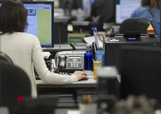 Una trabajadora en su oficina. Europa Press. Archivo