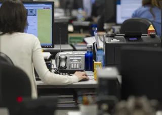 Una trabajadora en su oficina. Europa Press. Archivo