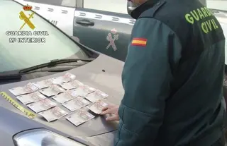 La Guardia Civil detiene a dos personas por falsificar 700 euros en billetes de 50
