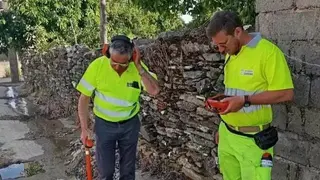 Operarios utilizando el geófono de la Diputación de Zamora