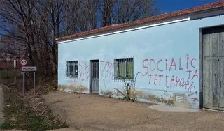Aparecen pintadas en una propiedad del alcalde de Mahíde llamándole “terrorista”