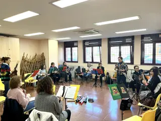 Una clase de música organizada por la asociación. Fotografía: Uh-ke Band