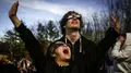 Personas observan un eclipse solar con gafas especiales EUROPA PRESS
