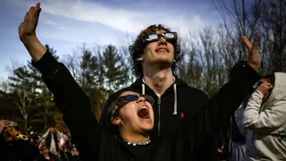 Personas observan un eclipse solar con gafas especiales EUROPA PRESS