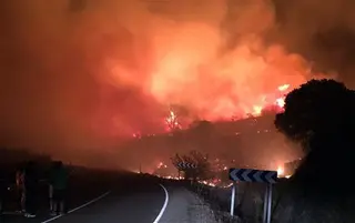 Imagen de archivo de un incendio nocturno