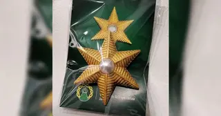 Pines y broches elaborados por la Cofradía de la Virgen de la Esperanza