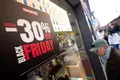      Un escaparate avisa de los descuentos durante Black Friday Eduardo Parra Europa Press Archivo