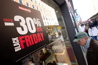      Un escaparate avisa de los descuentos durante Black Friday Eduardo Parra Europa Press Archivo
