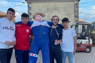 Imagen de los jóvenes de Rabanales con el muñeco del mayo