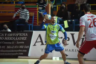 Guille avanza con la bola