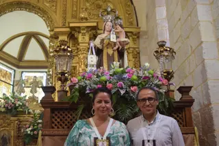 Virginia Cabrero junto a Antonio Sánchez delante de la imagen del Carmen