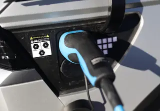 Vehículo eléctrico mientras se carga. Archivo