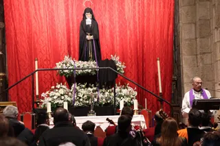Los tunos cantan a la Virgen de la Soledad en la iglesia de San Juan en Zamora | Alejandro Sardón